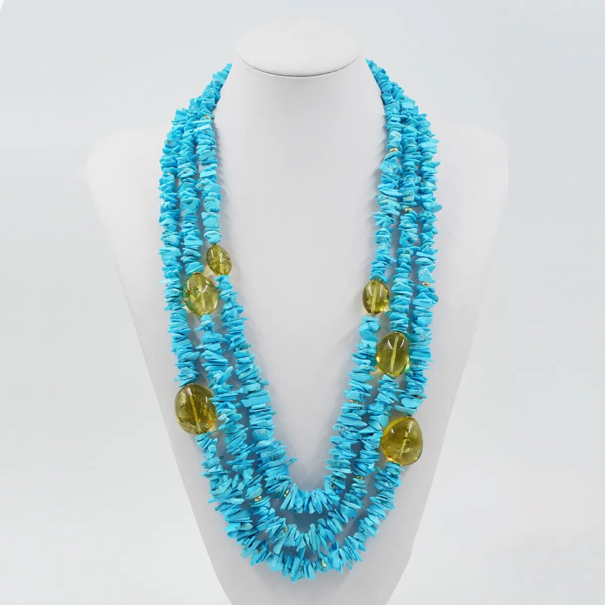 collana multifilo con chips di turchese naturale, ambra colombiana verde, elementi in argento dorato collana multifilo con chips di turchese naturale, ambra colombiana verde, elementi in argento dorato