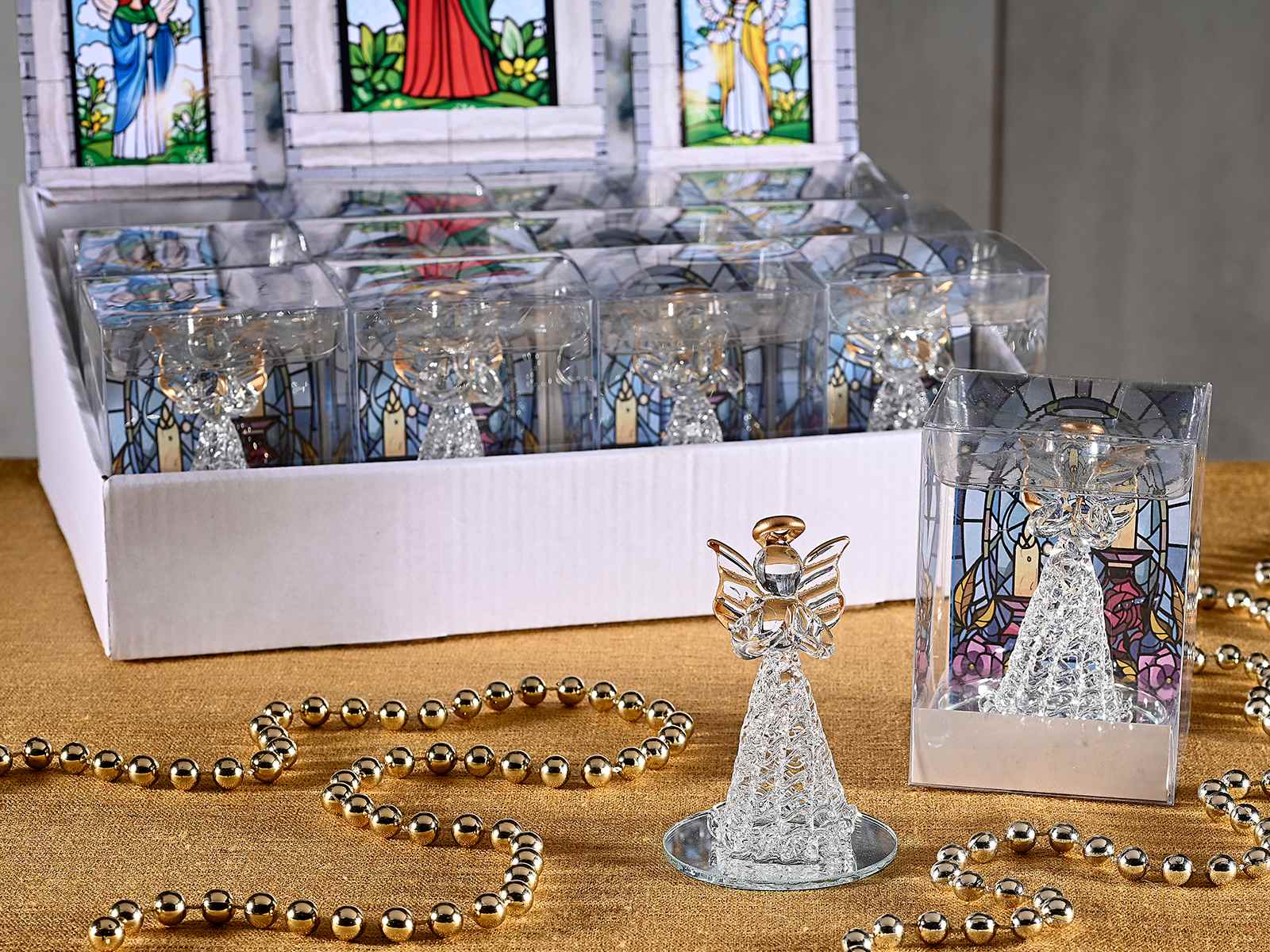 angelo con base a specchio e bordi dorati angelo con base a specchio e bordi dorati