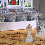 Angelo con base a specchio e bordi dorati