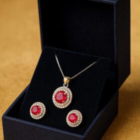 Parure collana e orecchini in argento e zirconi colorati rubino